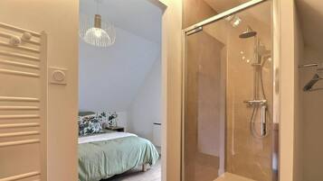 2 quartos, ferros/tábuas de passar roupa, Wi-Fi de cortesia