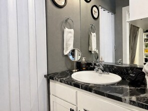 Shower, hair dryer, towels - Cozy Mountain Nook-Tomboy Studio #133 (Telluride)