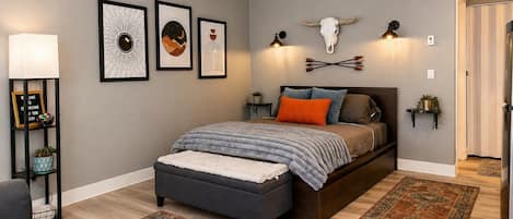 1 bedroom, desk, Internet, bed sheets