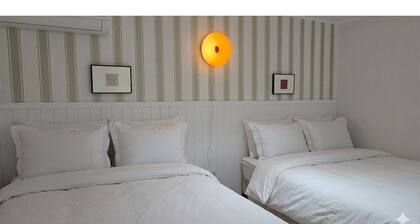 Morly the cat's cozy home - 3Beds /Steps from Airport Bus & Subway