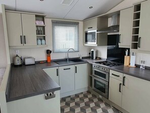 Dishwasher, cookware/dishes/utensils - Pine Tree Lodge - Shorefield Country Park (Lymington)