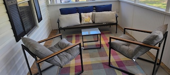 Quiet, pet-friendly 3-bedroom near Summerville and 45 mins from Charleston