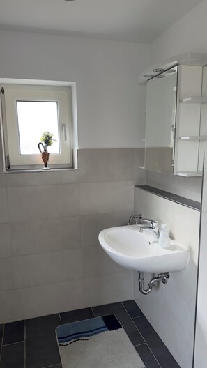 Hair dryer, towels, soap, toilet paper - MainNest Marktbreit - Family Apartment (Marktbreit)
