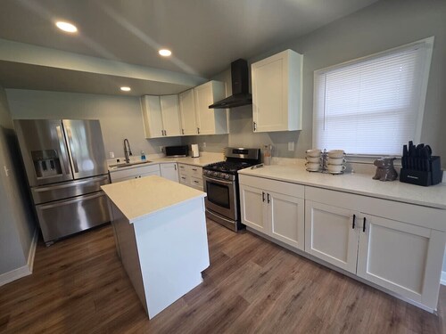 Quiet 2 Bedroom Escape Steps from Downtown Joliet
