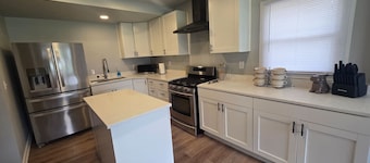 Quiet 2 Bedroom Escape Steps from Downtown Joliet