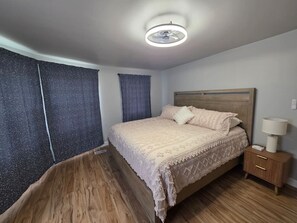 2 bedrooms, desk, WiFi