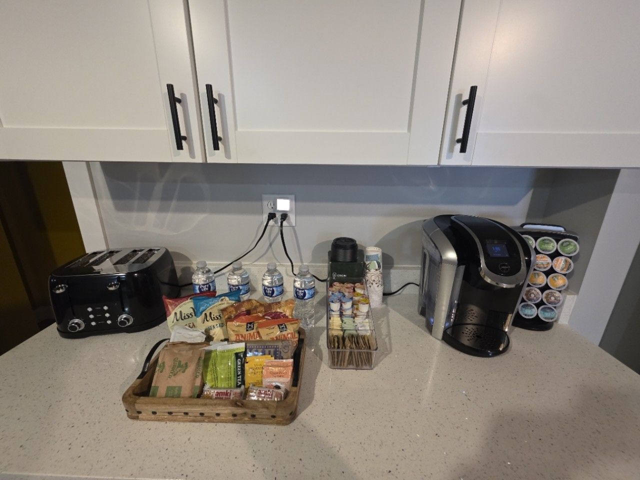 Eine Küchenarbeitsplatte mit einem Toaster, einer Kaffeemaschine und verschiedenen Lebensmitteln.