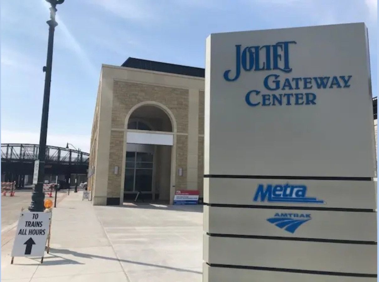 Une enseigne indiquant l’emplacement du Joliet Gateway Center, avec les logos de Metra et d’Amtrak.