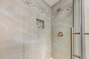 Shower, hair dryer, towels, shampoo - New Bern Condo-Resort Living with Pool, Gym, & Water Views (New Bern)