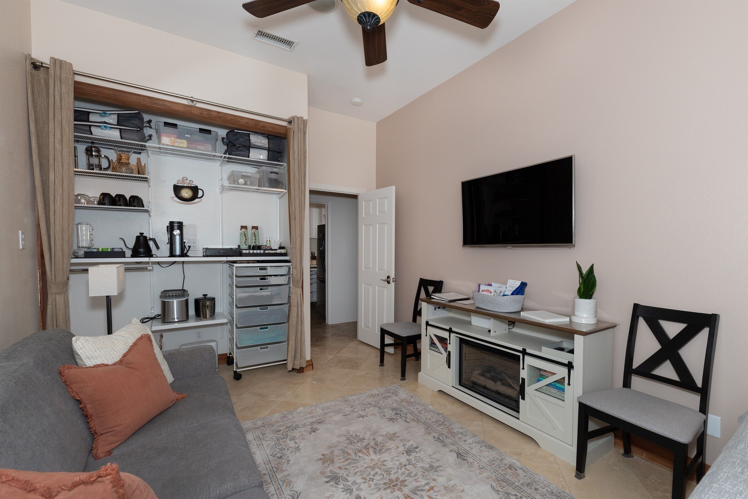 Smart-tv, een open haard en boeken