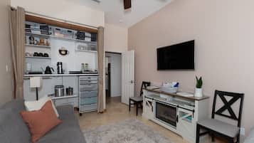 Smart-tv, een open haard en boeken