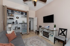 Smart TV, chimenea y libros 