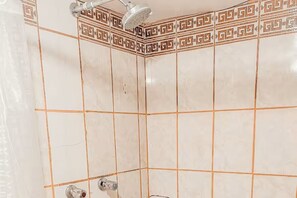 Classic Quadruple Room, Courtyard View | Bathroom - Casona de San Agustin (Cusco)