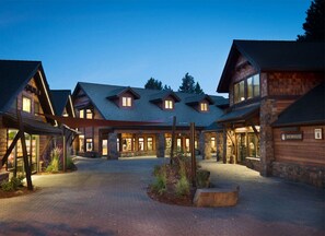 Un bâtiment comprenant plusieurs pièces, une cour intérieure et une enseigne indiquant la présence d’une brasserie.