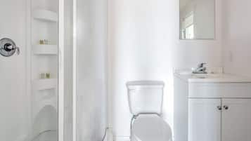 Secador de pelo, toallas, jabón, shampoo
