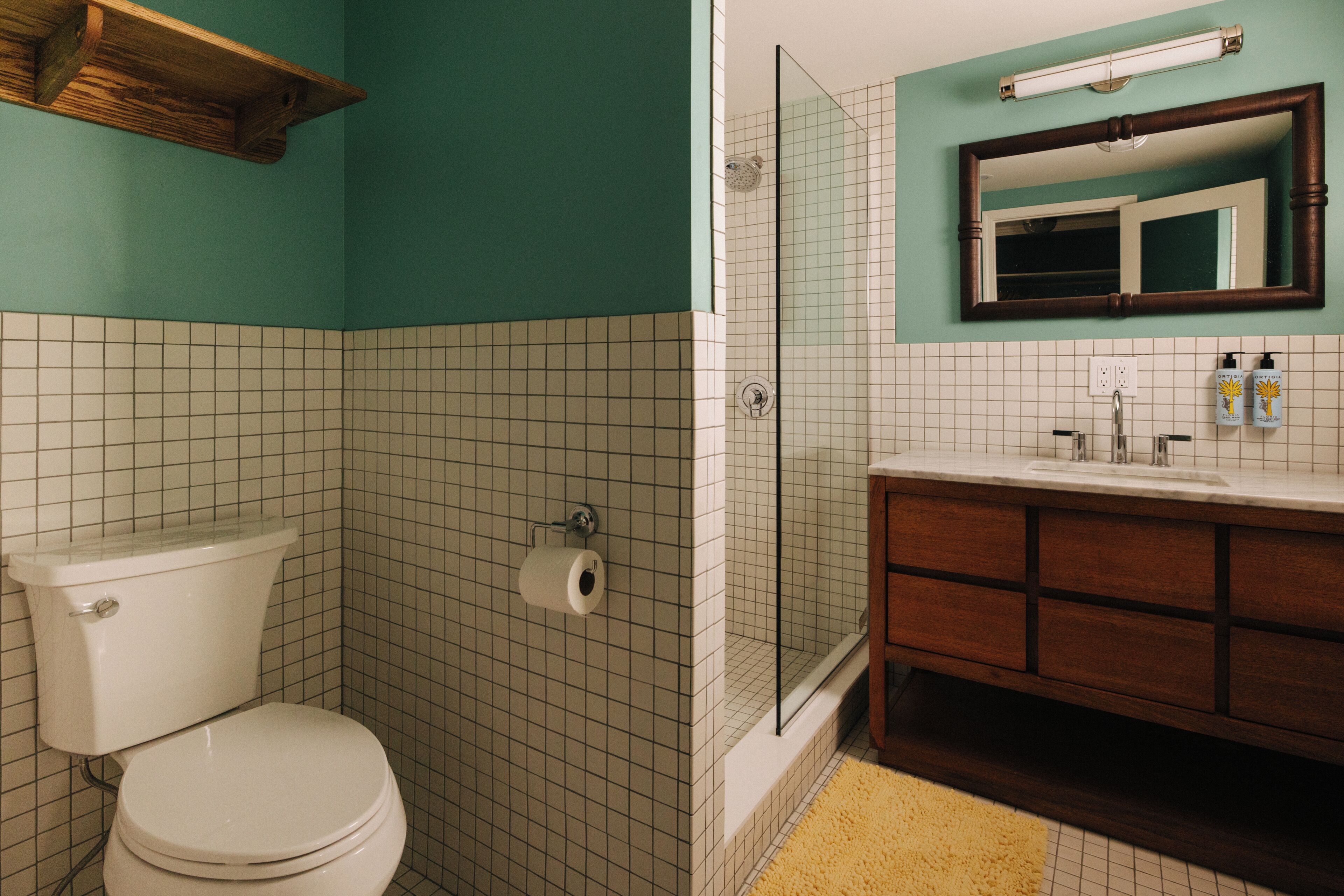 Superior Suite | Bathroom | Hair dryer, towels, soap, shampoo