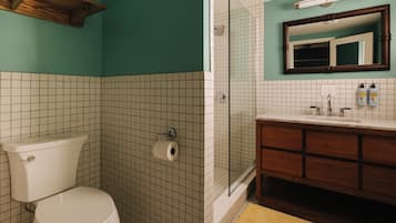 Superior Suite | Bathroom | Hair dryer, towels, soap, shampoo