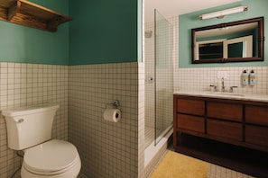 Superior Suite | Bathroom | Hair dryer, towels, soap, shampoo - Barlume Beach Montauk (Montauk)