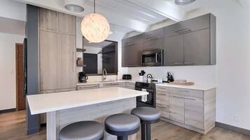 Geladeira, micro-ondas, fogão, cooktop