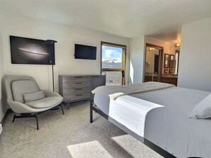 3 bedrooms, iron/ironing board, Internet - The Plaza 233 | Walk to CBMR Lifts | 2 Hot Tubs+Sauna | 3BR Sleeps 6 (Crested Butte)