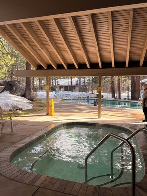 Outdoor pool - Marvelous 2-bedroom condo in Mammoth Lakes for your getaway (Mammoth Lakes)