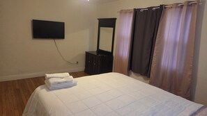 Room - Little oasis  2-bedroom house in fantastic St. Petersburg with AC (St. Petersburg)