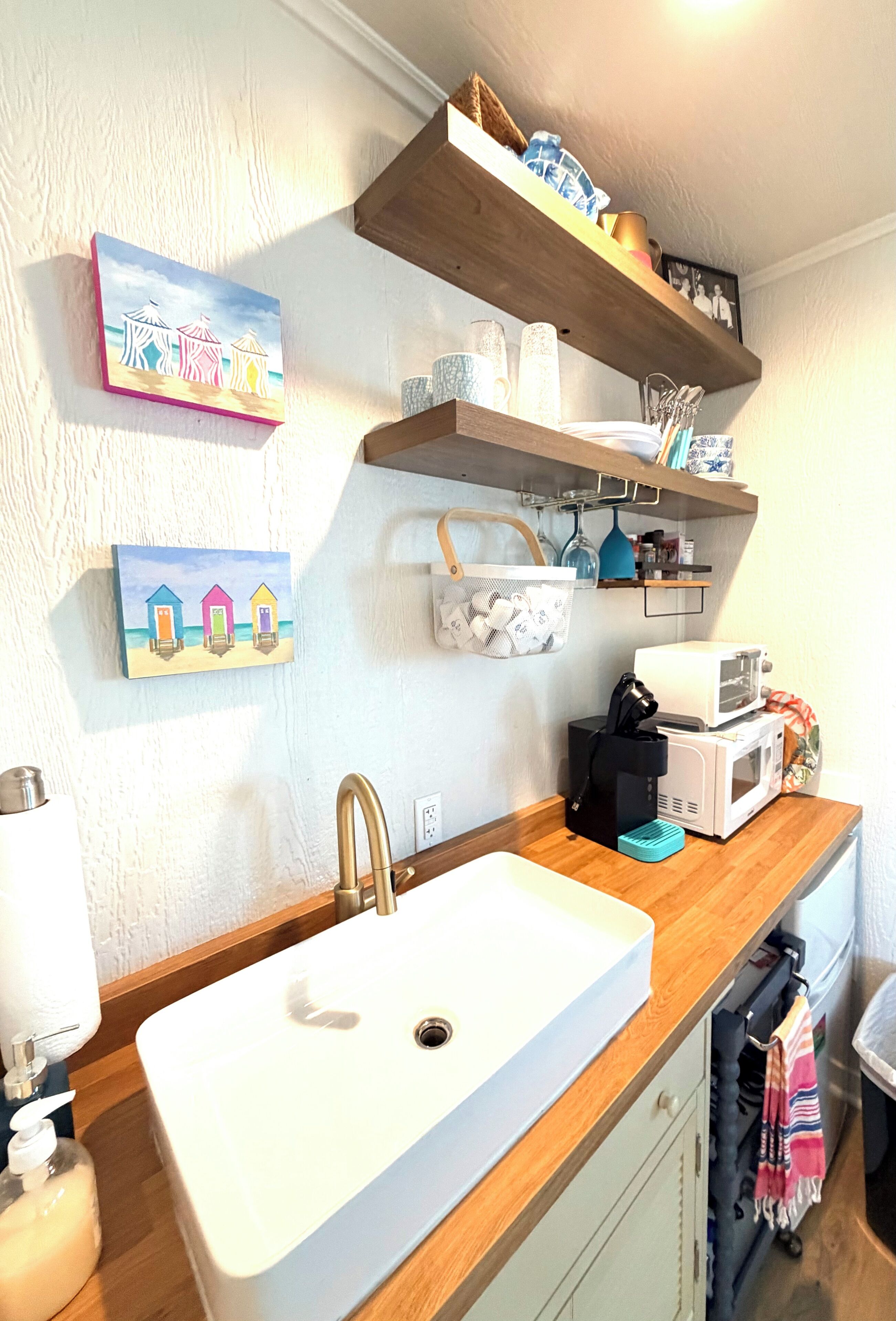 Kühlschrank, Mikrowelle, Wasserkocher mit Kaffee-/Teezubehör, Toaster