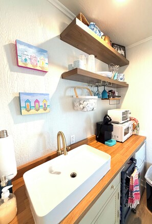 Réfrigérateur, micro-ondes, cafetière/bouilloire, grille-pain