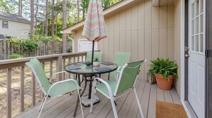 Outdoor dining - Wonderful 4-bedroom house in charming Durham (Durham)