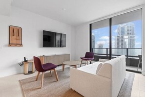 Smart TV - Downtown Miami 2BR Bay Views + Walk to Bayside (Miami)