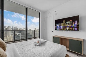 2 slaapkamers, een bureau, een strijkplank/strijkijzer, reisbedje