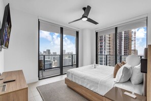 2 bedrooms, desk, iron/ironing board, travel cot - Downtown Miami 2BR Bay Views + Walk to Bayside (Miami)