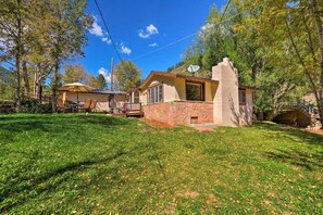 Exterior - Enjoy this unique cabins private creek and soak in its hot tub (Cascade-Chipita Park)