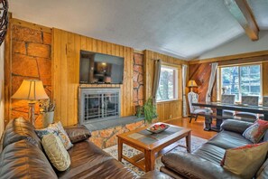 Living area - Enjoy this unique cabins private creek and soak in its hot tub (Cascade-Chipita Park)