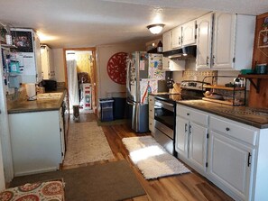 Private kitchen - Enjoy this unique cabins private creek and soak in its hot tub (Cascade-Chipita Park)