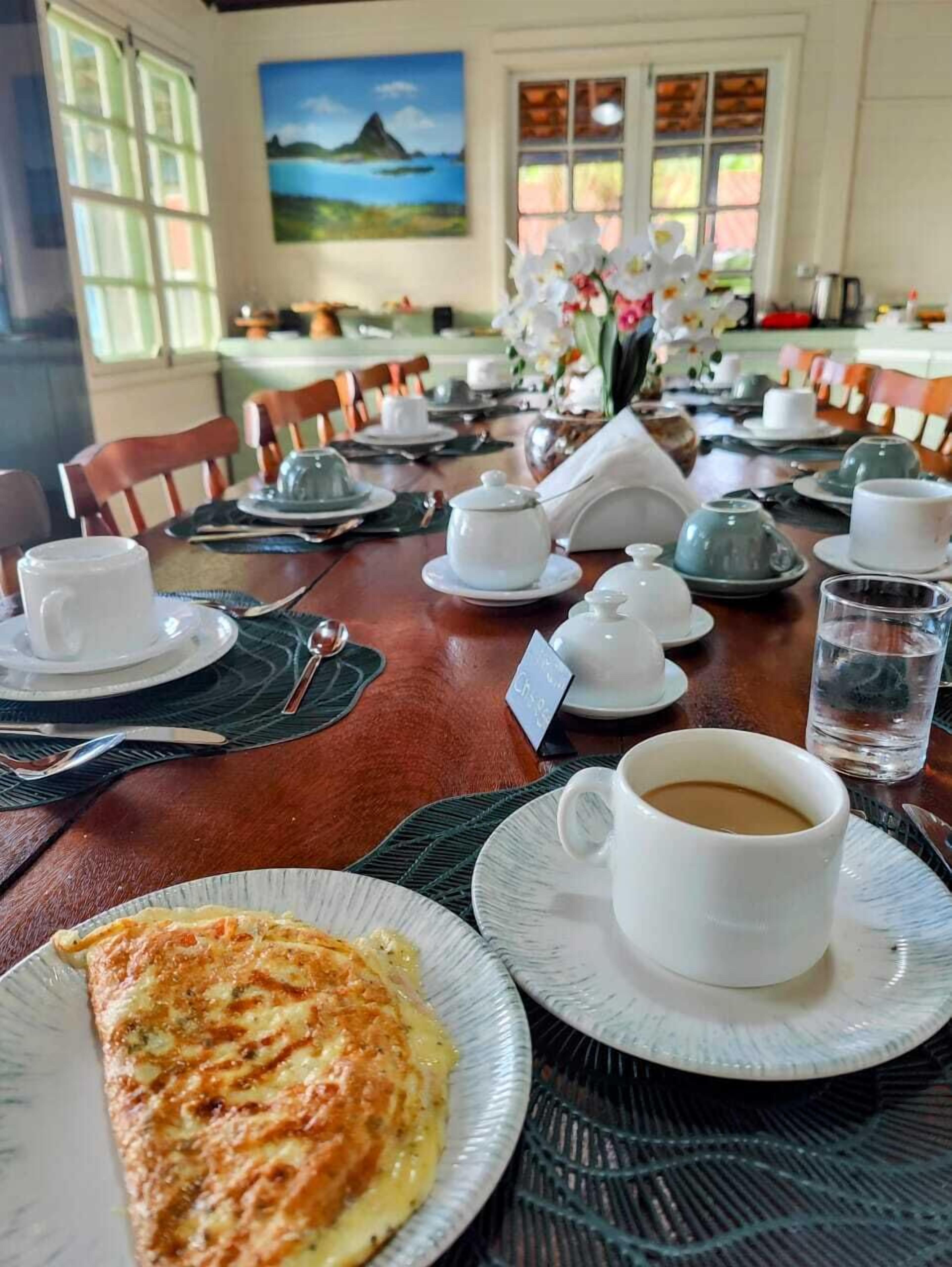 Café da manhã com pratos da culinária local grátis todos os dias