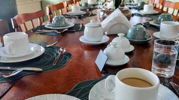 Café da manhã com pratos da culinária local grátis todos os dias