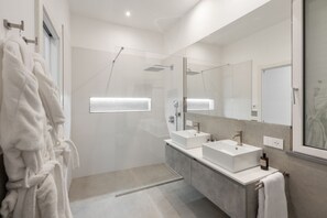 Shower, bidet, towels, shampoo - Villa De Boer, brand new amazing seafront in Amalfi coast, private pool and garden (Piano di Sorrento)