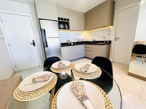 Dining - Luxury Flat with Coworking, Gym & Rooftop – 1Gb WiFi – 4 min to Beachfront (Fortaleza)