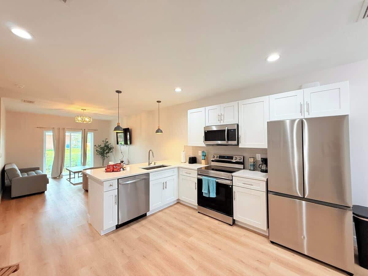 Coffee/tea maker, fridge, oven, dishwasher