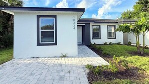 A modern two-story house with a paved driveway and a well-maintained lawn. - Stylish Comfort in Englewood 3BR 2BA, Great Location (Englewood)