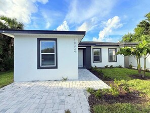 A modern two-story house with a paved driveway and a well-maintained lawn. - Stylish Comfort in Englewood 3BR 2BA, Great Location (Englewood)