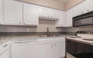 Private kitchen - Cozy 1-bedroom condo in fabulous Las Vegas with AC and gym access near lake. (Las Vegas)