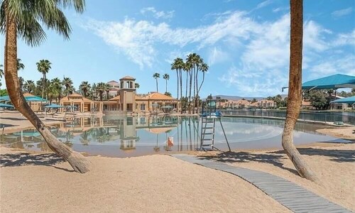 Cozy 1-bedroom condo in fabulous Las Vegas with AC and gym access near lake.