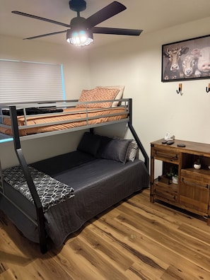 2 habitaciones, escritorio, wifi gratis y ropa de cama