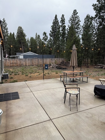 屋外ダイニングエリア. Cozy 2-bedroom house in serene La Pine with AC