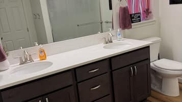 Regadera, toallas, jabón, papel de baño