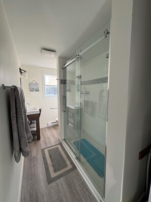 Dusche, Handtücher, Seife, Toilettenpapier