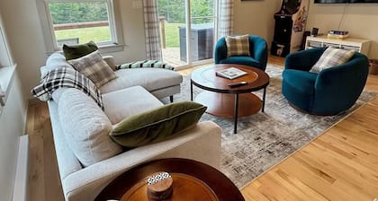 Birch & Bough Cottage - a private cottage surrounded by trees w/AC in Bellevue.