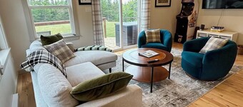 Birch & Bough Cottage - a private cottage surrounded by trees w/AC in Bellevue.